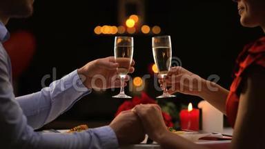 在餐馆<strong>喝</strong>香槟的<strong>情侣</strong>，在情人节的浪漫<strong>约会</strong>